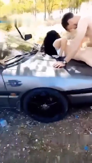 Ormana götürdüğü olgun sevgilisini arkadaşına siktirdikten sonra götüne su döküp temizliyor sonra sevgilisi fena sikiyorrr